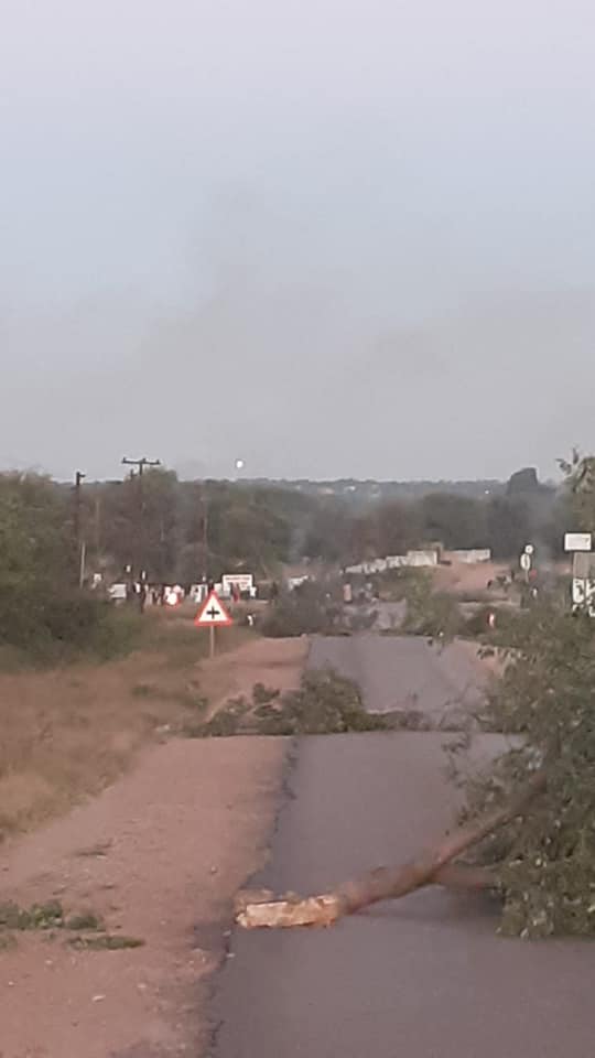 _ArriveAlive's tweet image. The R71 at Lulekani and Maphutha turn-offs are closed due to community unrest  ow.ly/zxIx50Ekv8t

#ArriveAlive #RoadClosed #CommunityUnrest @TransportLimCom