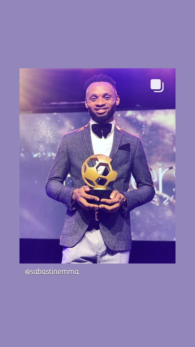 sabastinemma's tweet photo. Who held the plaque better ? 

Me or the footballers ? 

RT for me, like for the footballers. 🤩😍

#BallersAwards #BallersAwards2020 #NaijaFootballers https://t.co/mSkDFRlHU1