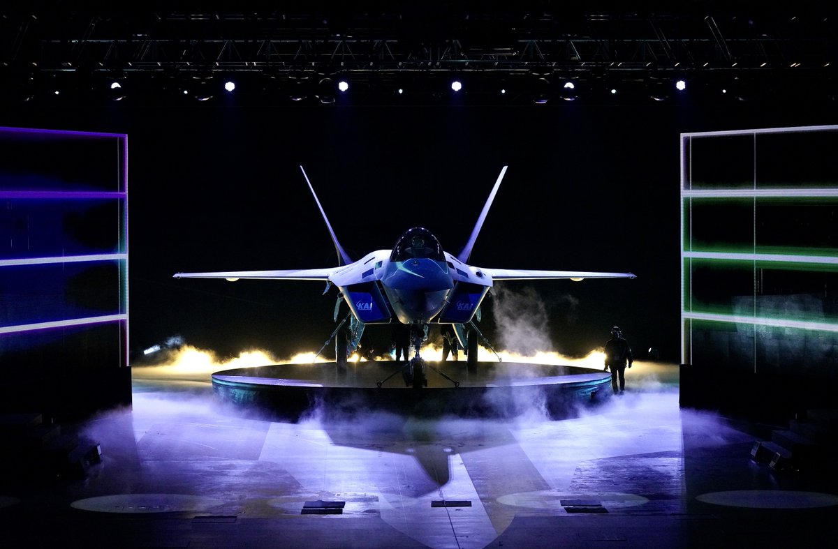 우리가 독자개발한 한국형 차세대
전투기 ‘KF-21’의 시제기가 드디어
늠름한 위용을 드러냈습니다.
우리가 우리의 기술로 만든 우리의
첨단전투기입니다. 이제 지상시험과
비행시험을 마치면, 본격적인 양산에
들어갑니다. 2028년까지 40대,
2032년까지 모두 120대를 실전에
배치할 계획입니다.