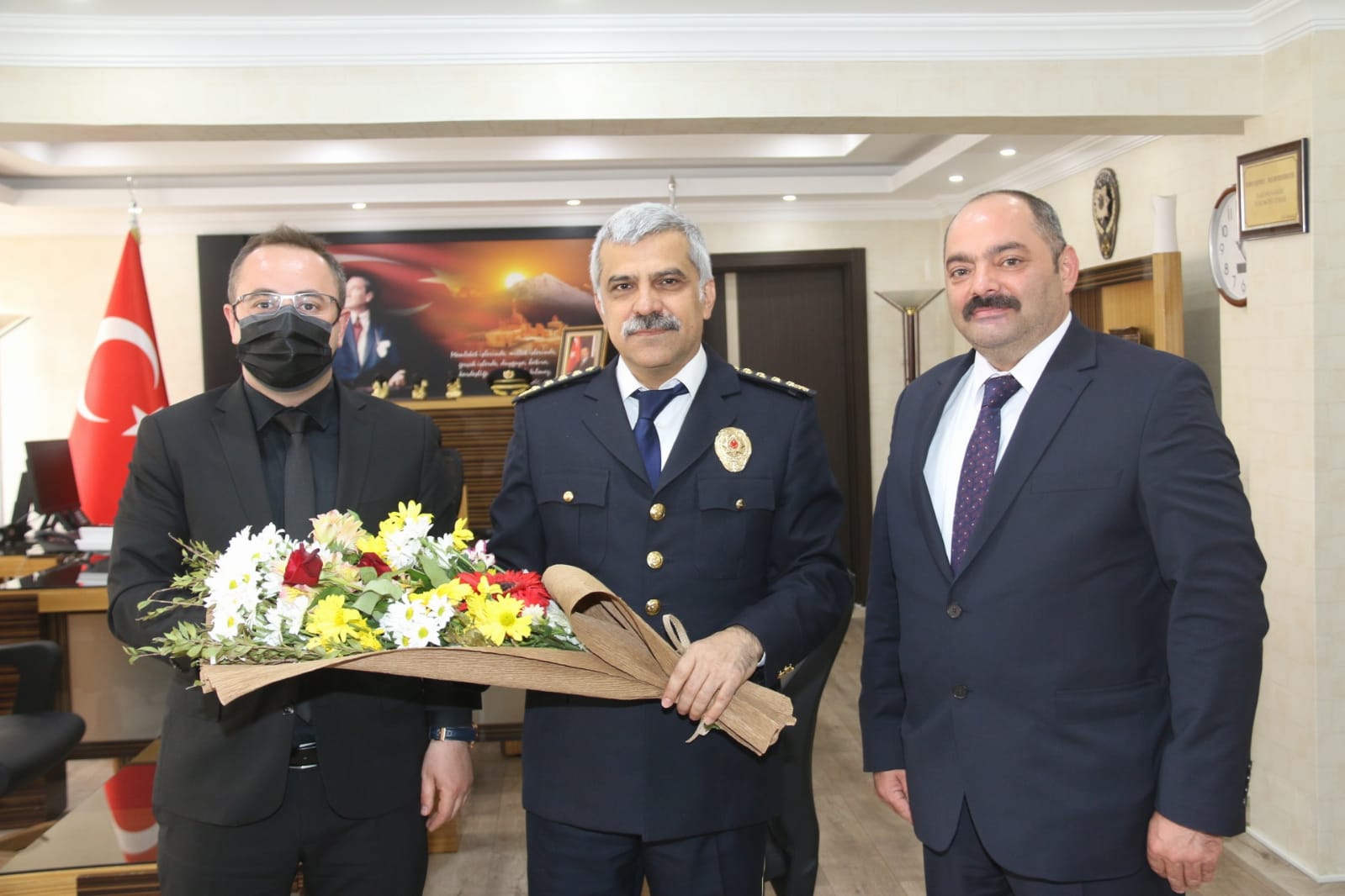 Ağrı Emniyet Müdürlüğü / Maske😷Mesafe↔️Temizlik🧼 on Twitter: "Türk Polis  Teşkilatımızın 176.Yıl Dönümü kapsamında, İl Göç İdaresi Müdürü Sayın  Mücahit YUMAK ve Ağrı Çevre ve Şehircilik İl Müdürü Sayın Emin Oral  BÜLBÜLOĞLU, İl