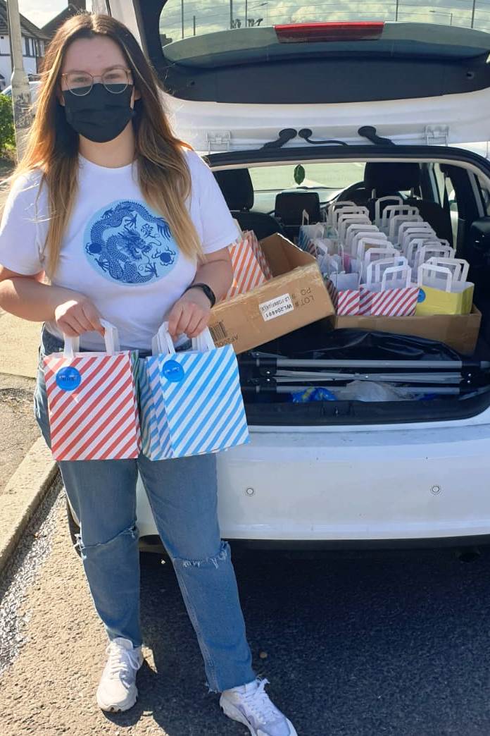 SupportHospital's tweet image. Can we get a like &amp;amp; a retweet please for Amy @arosefo ? Sadly, Amy’s dad died last year at King George Hospital from Covid-19.  Amy knows just how much he was cared for by the staff &amp;amp; to say thank you made up lots and lots of goodie bags for them.  Thank you Amy xx