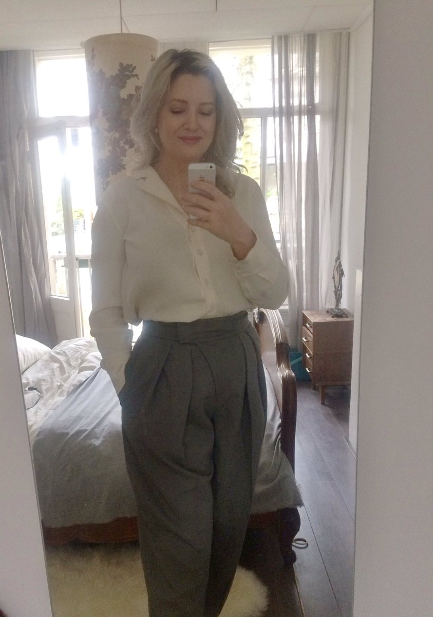 MeredithGreer's tweet photo. Vandaag maar eens even een lekkere @Kauthar_ broek aangetrokken. Kijken of ik nog kansen zie om de democratie verder te laten verloederen. https://t.co/nG4BMiGuBx