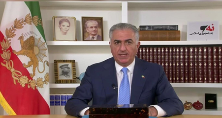 Rtaghizade's tweet photo. پیام شاهزاده رضا پهلوی در محکوم کردن «قرارداد خائنانه با چین» باردیگرنشان داد ایشان بالاتر ازدسته بندی های سیاسی و متعلق به همه مردم ایران است! پرچم شیرو خورشید،تصاویررضا شاه، شاه و شهبانو، کنارشان، خاری بوددر چشم توطئه گرانی که قصد مصادره او را دارند!شاهزاده به خانه خودخوشآمدید. https://t.co/7vY9D1L3ze