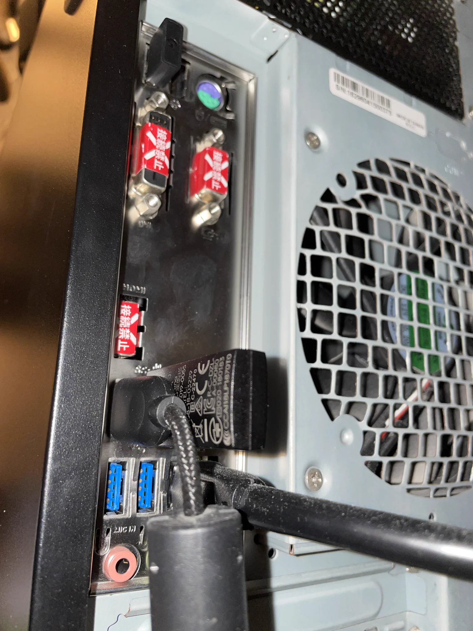 @IMS1212 自作されてる方のPCは気をつけないとですね
うちはFRONTIERのBTOを使用させてもらっていますがマザボからの出力には使わないように紙が貼られてますねっ
他社様同様ユーザーの配慮が出来てます(*´ω｀*)
埃っぽいのはゆるしてっ 