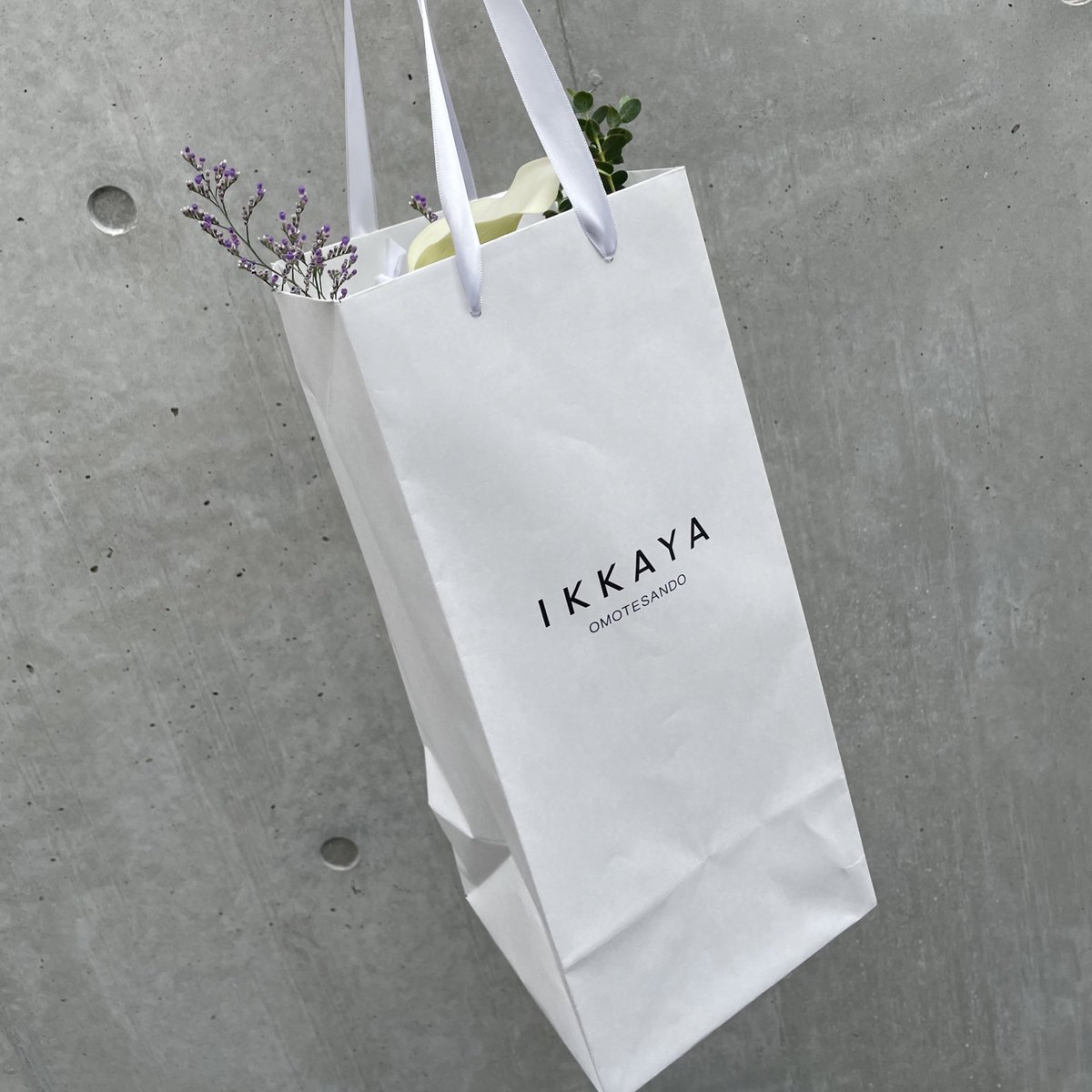 𝚜𝚞𝚌𝚕𝚎 على تويتر 表参道に新しくできた素敵なお花屋さん Ikkaya に行ってきた 贈りたくなるフラワーギフト をコンセプトに考案された コンパクトで持ち運びやすいオリジナルパッケージがとっても素敵 真っ白の店内も印象的でお洒落 大切な相手に贈り物を