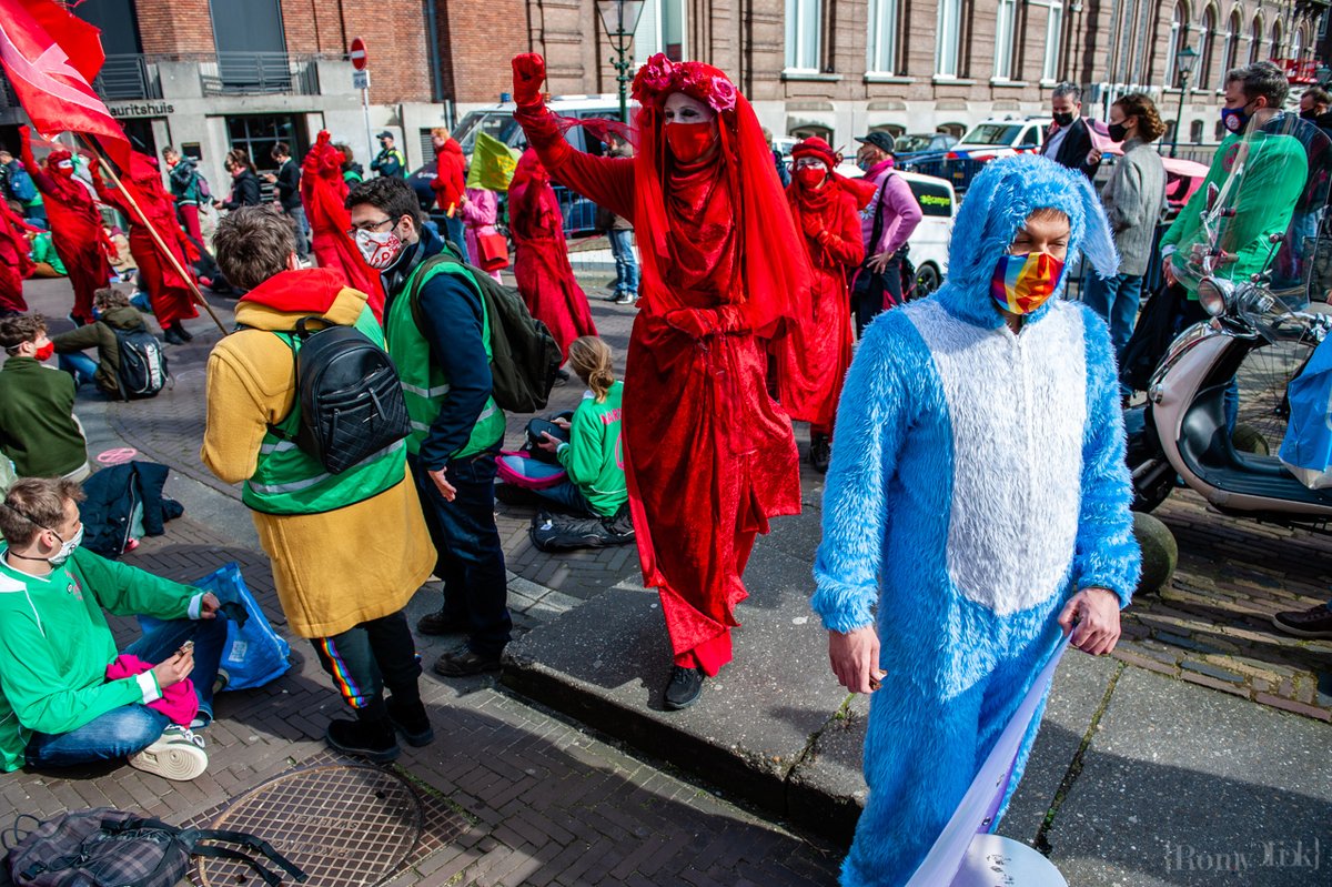 Extinction Rebellion massive disruptive action at the Binnenhof, in The Hague. 💚🙌❤️
© Romy Fernandez 
@NLRebellion @RedRebelsNL @redrebelbrigade 
 
#earthprotectors #photojournalism #savetheplanet #climatechange