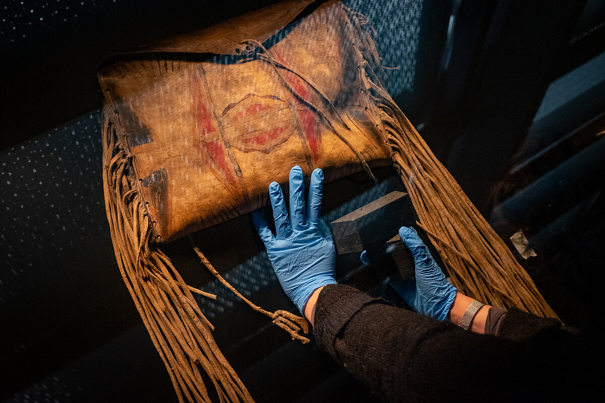 quaibranly's tweet photo. 🚧Cette campagne prend la forme d'un chantier mobile, qui se déplace quotidiennement au pied des 135 vitrines concernées (sur les 350 que compte le Plateau) avec une régisseuse des collections et une ou plusieurs restauratrices spécialisées (métal, céramique, textiles, etc.). 2/6 https://t.co/u7AMqSg2eC