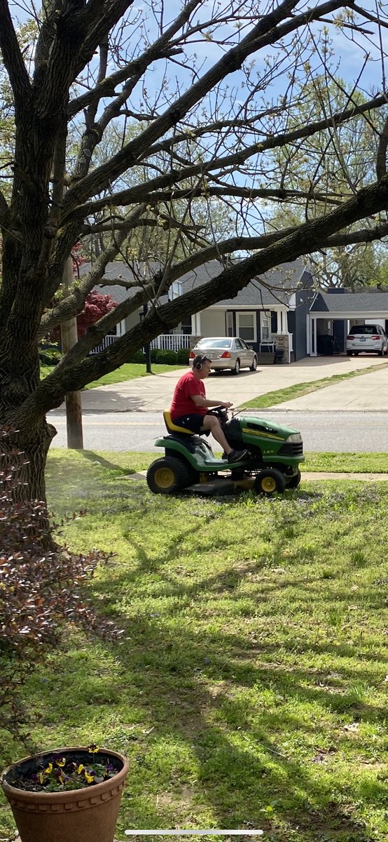 AnnePickens's tweet photo. Thank you to Pat Hume! He has mowed my yard and shoveled the snow out of my driveway in the last two months! #neighboroftheyear #bestneighbor @pat_hume @chume_hume β€οΈ https://t.co/U81Vh9N7IA