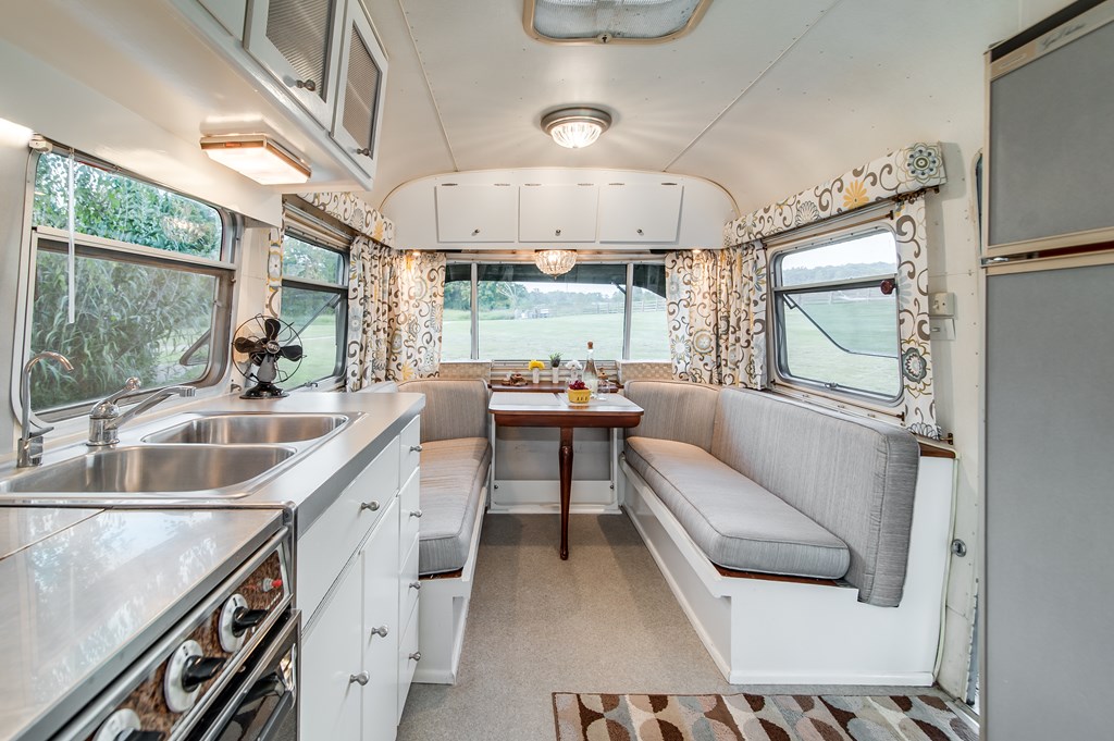 RVLocksandMore's tweet photo. Add some one-of-a-kind style to your #RV with these expert design tips from the KOA blog. https://t.co/qVDnV9oXfz https://t.co/Md4HGkYBZw