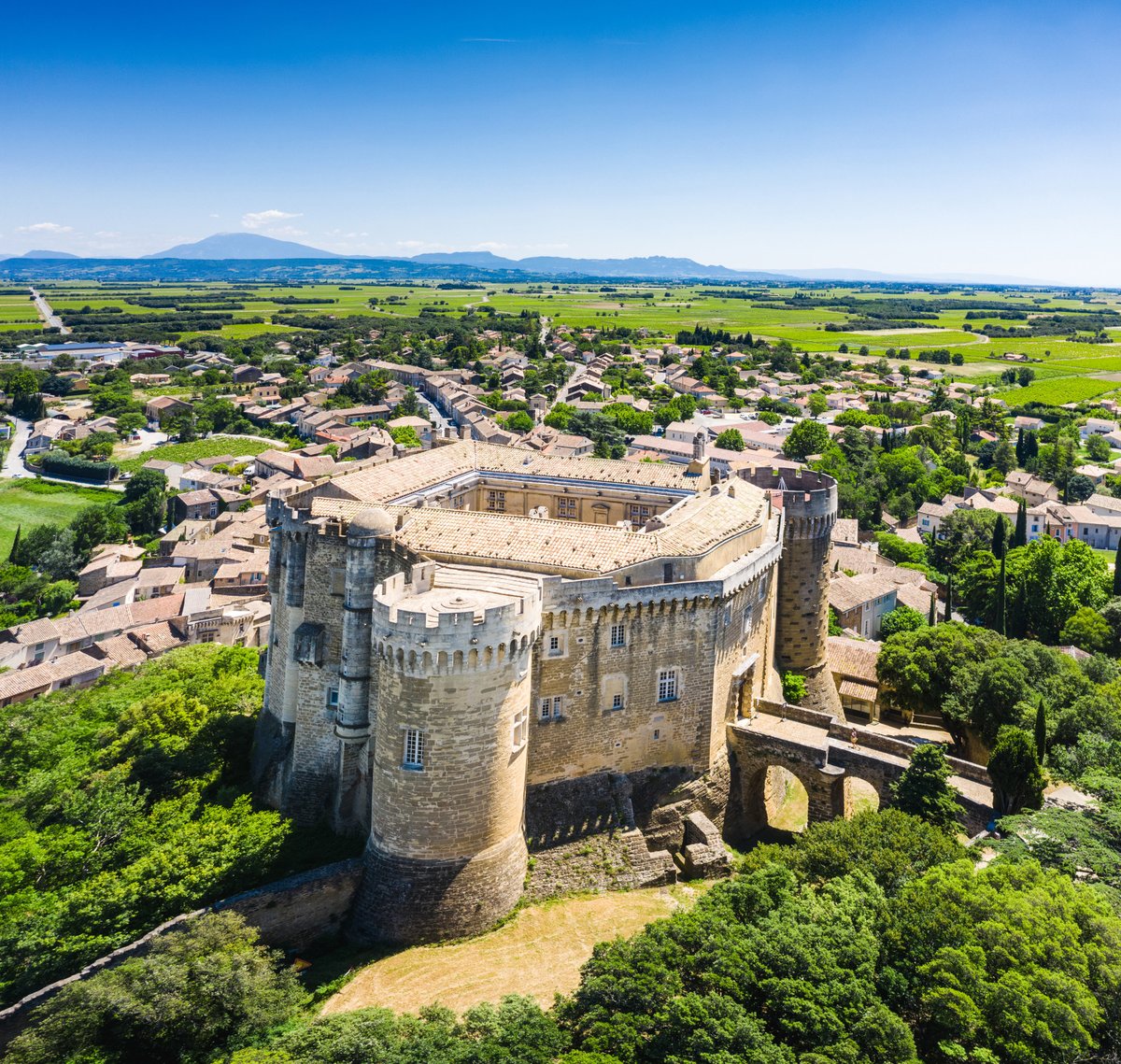Plongez au cœur de la vie de château, à l’occasion de 3 émissions consacrées aux Châteaux de la Drôme.

Entre le reportage et l’interview en live, participez à un format insolite dans ces sites emblématiques avec <a href="/so_chateaux/">So Châteaux</a> – LIVE 

Inscriptions 👉 bit.ly/39UkPYy
