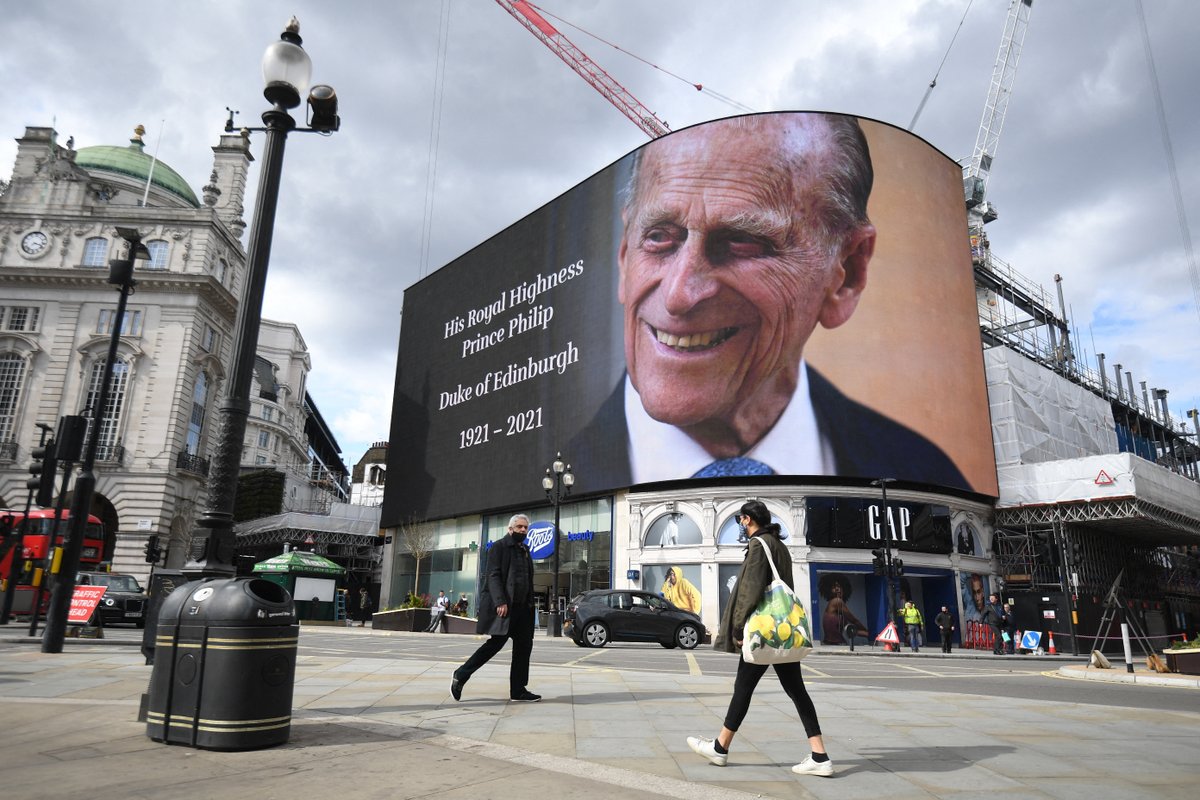 PointDeVueMag's tweet image. En hommage au prince Philip et pendant 24 heures, un écran géant diffusera son portrait, à Piccadilly Circus, dans le centre de Londres.
#PrincePhilip #QueenElizabeth #England #Death #Windsor #London #piccadillycircus #tribute