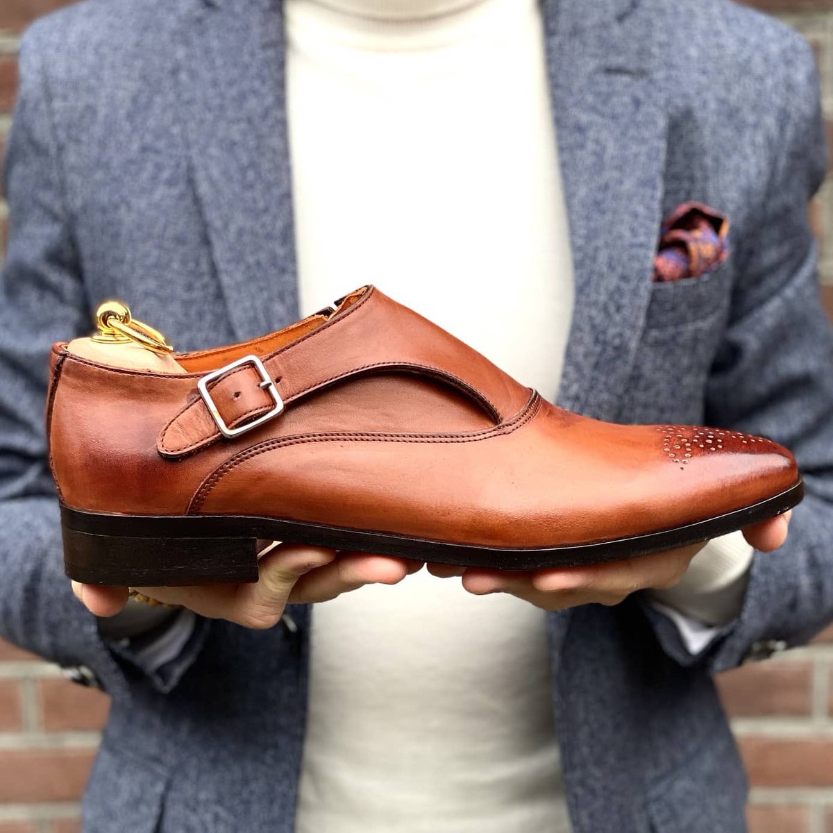 The timeless single monk strap design with a special RF1 Brogue, luxury French calf leather and slim Blake-stitched silhouette will surely provide a feeling of comfort and refresh your outfit.

reinhardfrans.com

#reinhardfrans  #handmadeshoes  #luxury #quality