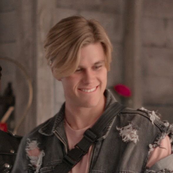 jatplovesyou's tweet image. hi to all the new people here🥰🥰welcome 😁🙌 julie, luke, alex, and reggie love you all so much 💜‼️