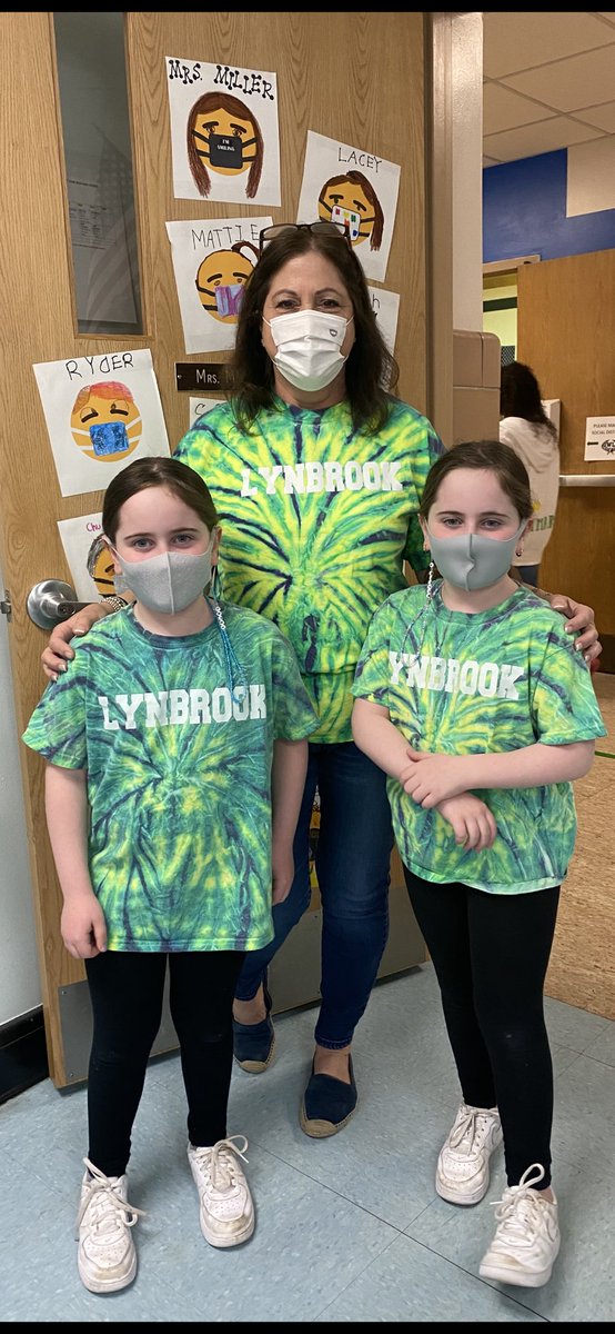 Literally twinning (or tripleting?) in 3M today!  <a href="/WaverlyParkElem/">Waverly Park Elementary School</a> @FriendsofWaverlyPark  #waverlywonders #waverlywear #spiritfridays #supportyourpta