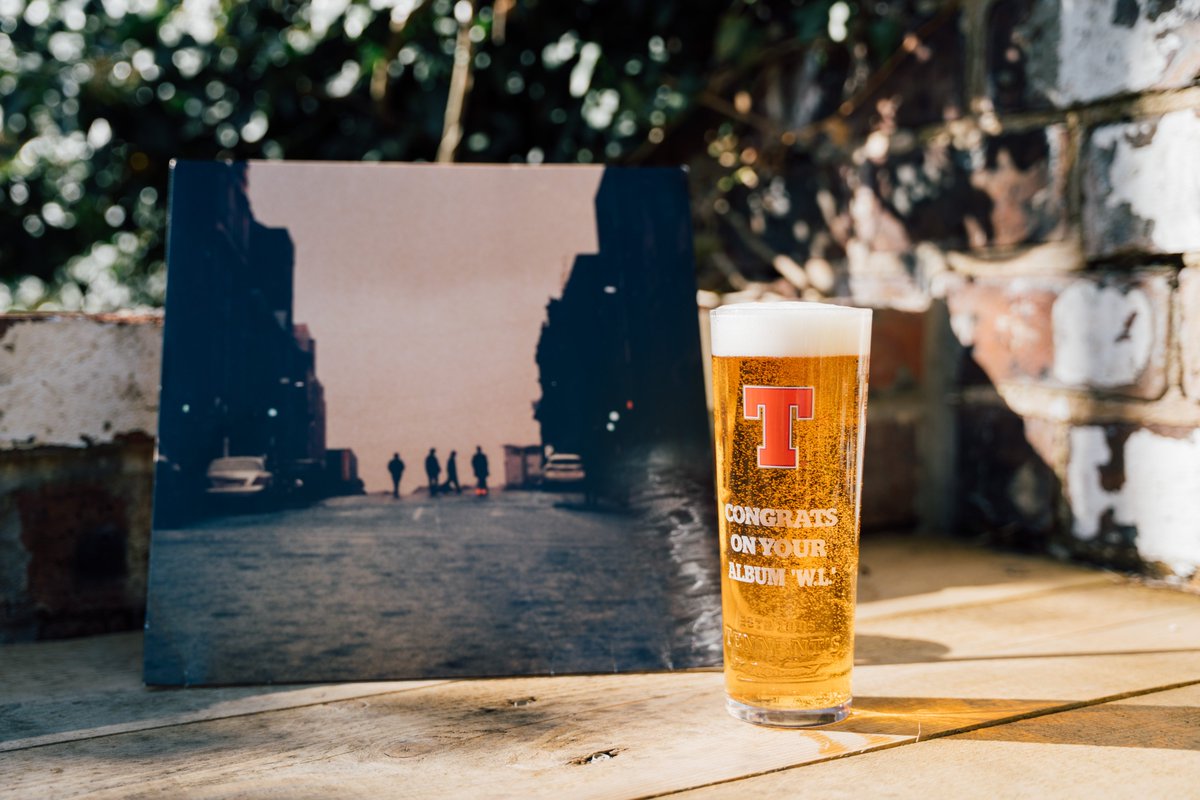 A celebratory 🍻 🍻 for the kings of Scotland <a href="/TheSnuts/">The Snuts</a>. The first band to bag a number 1 debut album since The View, 14 years ago in 2007! Big cheers to 'W.L.' 🙌