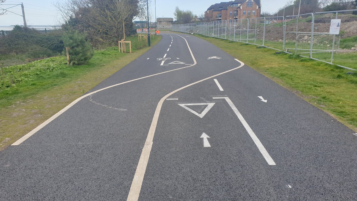 Clearpreso's tweet image. Truly truly hilarious. An embodiment, in paint, of our inability to do joined up planning 🙈🙈🙈
@ Blackrock Park