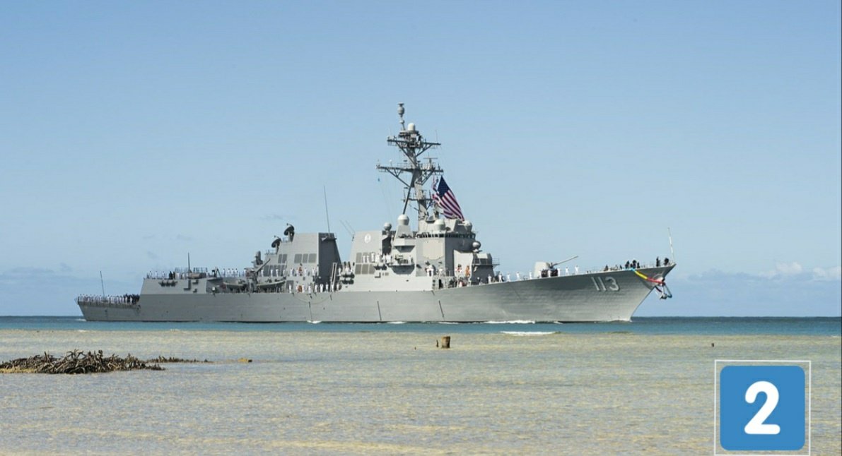 24 Ils ont été repérés à proximité de l’USS Kidd (1), l’USS John Finn (2) et Rafael Peralta (3). L’un d’eux, est resté en vol stationnaire au dessus de la piste d’atterrissage de l’hélicoptère du Peralta. L’observation a duré au total 90 mn. Le lendemain, (images Wikipedia)