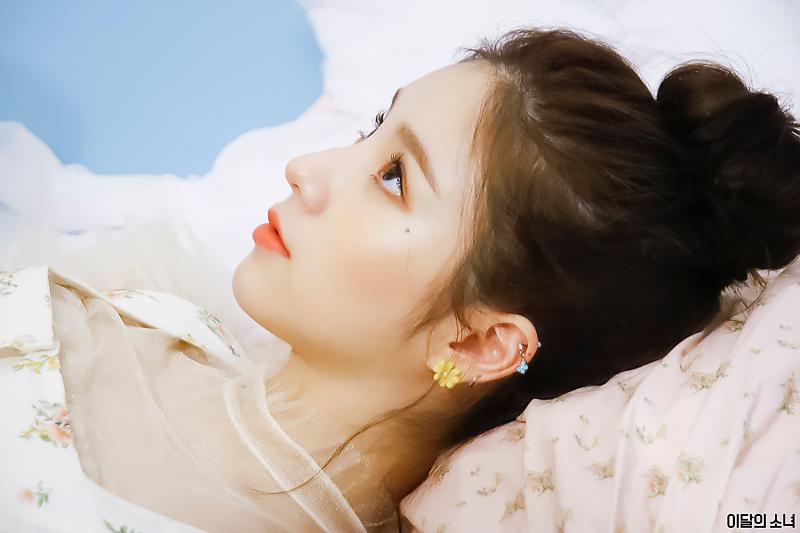 LOONA_MX's tweet photo. [NAVER] 210409  
Fotos del detrás de cámaras de #Heejin y #Chuu para la sesión de fotos de la revista THE STAR  (3/?)

🔗https://t.co/pd9CIGB738

@loonatheworld #이달의소녀 #LOONA 
©️ loonapress
#LeoEX⚡️ https://t.co/2ReDVyhnX3