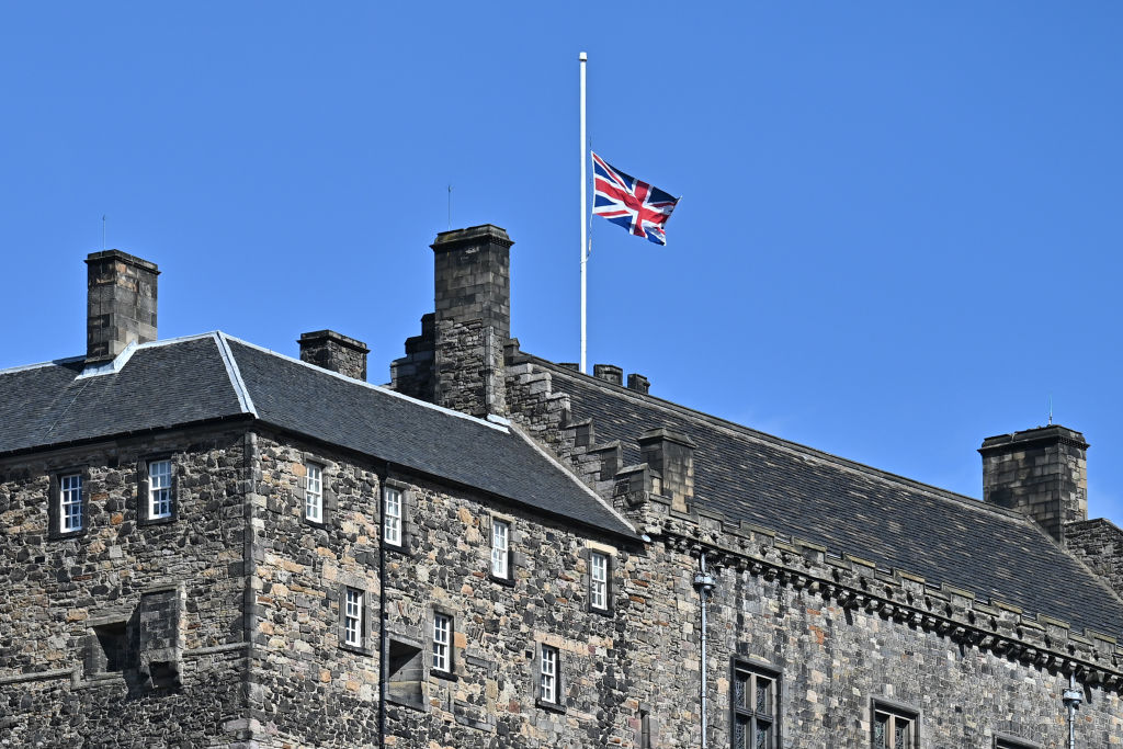 Tras conocerse la muerte del príncipe Felipe, duque de Edimburgo, las instituciones del Reino Unido izaron la bandera nacional a media asta en señal de homenaje.

cnn.it/3g3mD5v