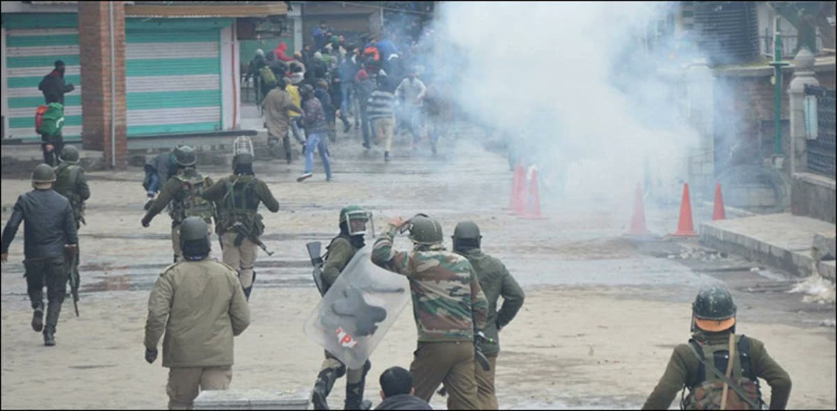 AQIBKASHMIRI102's tweet image. #Kashmir 
#ShopianEncounter 
#Kashmirisbleeding IIOJK: Indian troops martyred seven Kashmiri youth in Pulwama &amp;amp; Shopian districts in last 12 hours.
The violent Allout CASO military operations at both the places were going on till last reports came in.
#WakeUPUN,EU#Save Kashmir#