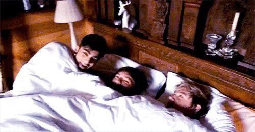 We wake up early morning and they’re still under the sheets I vote  #Louies for  #BestFanArmy at  #iHeartAwards  @Louis_Tomlinson