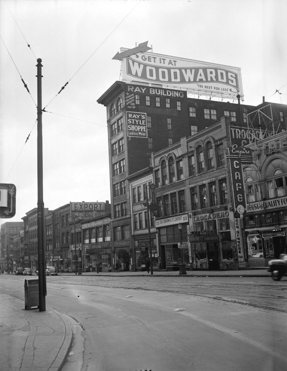 VanArchives's tweet image. West Hastings street, 1944.

ow.ly/o4WQ50D9Nhz

#hastingsstreet