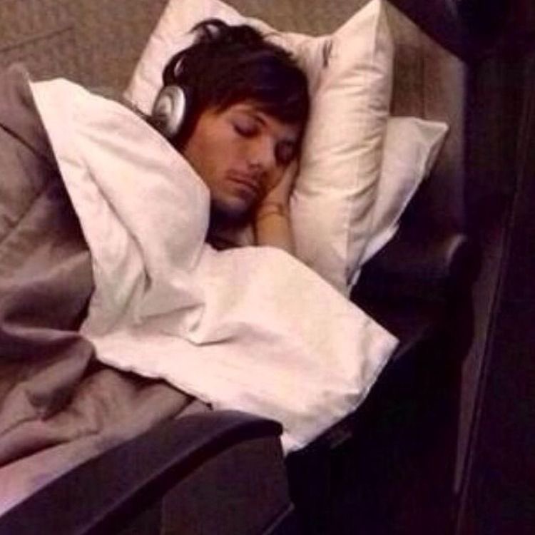We’re sleeping on our problems like we’ll solve them in our dreams I vote  #Louies for  #BestFanArmy at  #iHeartAwards  @Louis_Tomlinson