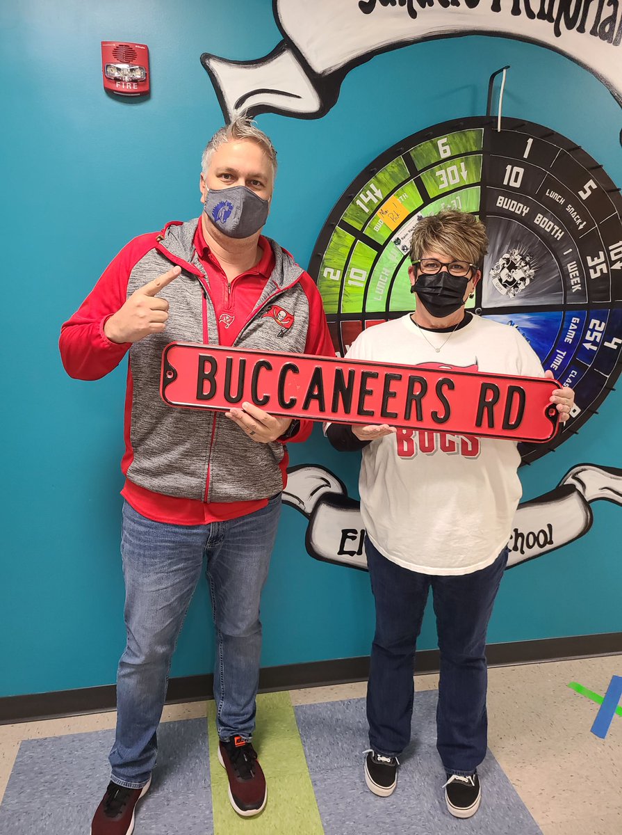 SandersSMES's tweet photo. Even though on the Blue Team, Behind Every Good Principal is a great Assistant Principal! Thank you Mrs. Hutchinson for all you do for SMES! #BooBlue #GoGreen #Cansome1elsewin https://t.co/PUvTlx1JOv