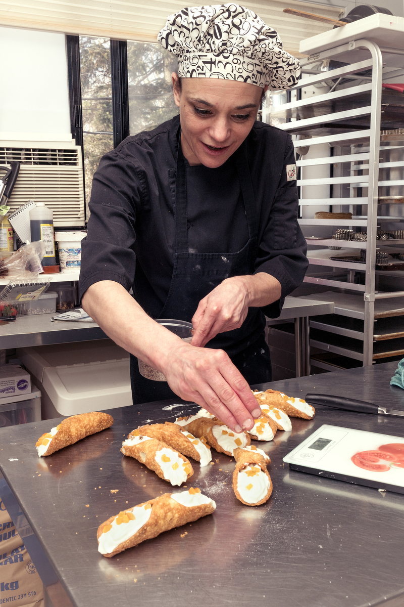 La chef pâtissière Karen, étalant le mélange de gâteaux maison dans un moule #editorial #photographie #magazineeditorial #nouvelles #portraits #passion #sourire #montérégie #alimentation #photographie alimentaire #cuisinier #chef #gâteau #pâtisseries #art