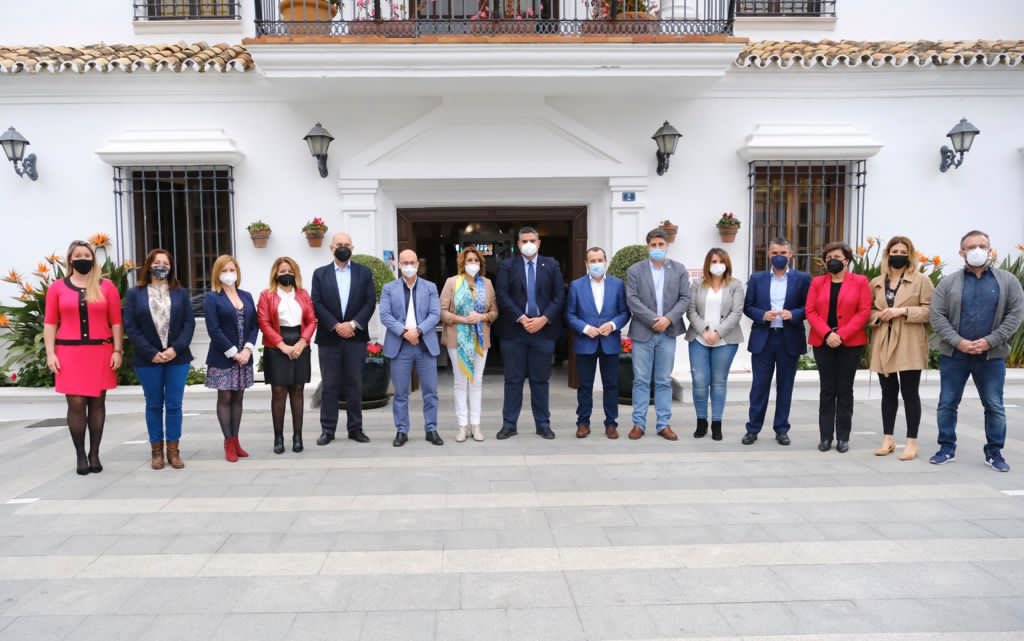 susanadiaz's tweet photo. Con @joselemijas en #Mijas. Un municipio que es ejemplo en el apoyo al tejido productivo local para paliar los efectos de la pandemia. ¿Por qué no hace lo mismo el Gobierno andaluz? Muchos ayuntamientos están cubriendo el abandono de Moreno Bonilla a los autónomos y empresas. https://t.co/jHYFjwUrXT