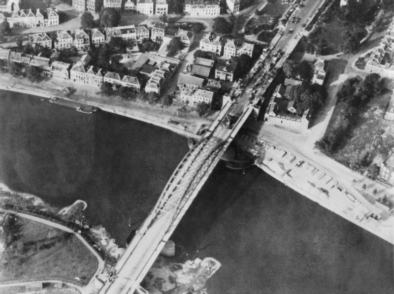ChalkeFestival's tweet photo. 🎙New podcast! 
Antony Beevor reconstructs the terrible reality of the fighting at the #BattleofArnhem and questions whether it was always doomed to become the last German victory.
ARNHEM: THE BATTLE FOR THE BRIDGES, 1944👇
https://t.co/u8v1TfSMzM

#chalketalk #history #podcast https://t.co/PDwYZCvrfI