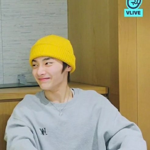 wooyarte's tweet photo. seungmin                       jeongin 
bolinho                            pãozinho de forma https://t.co/RYg8ZUi8Ro