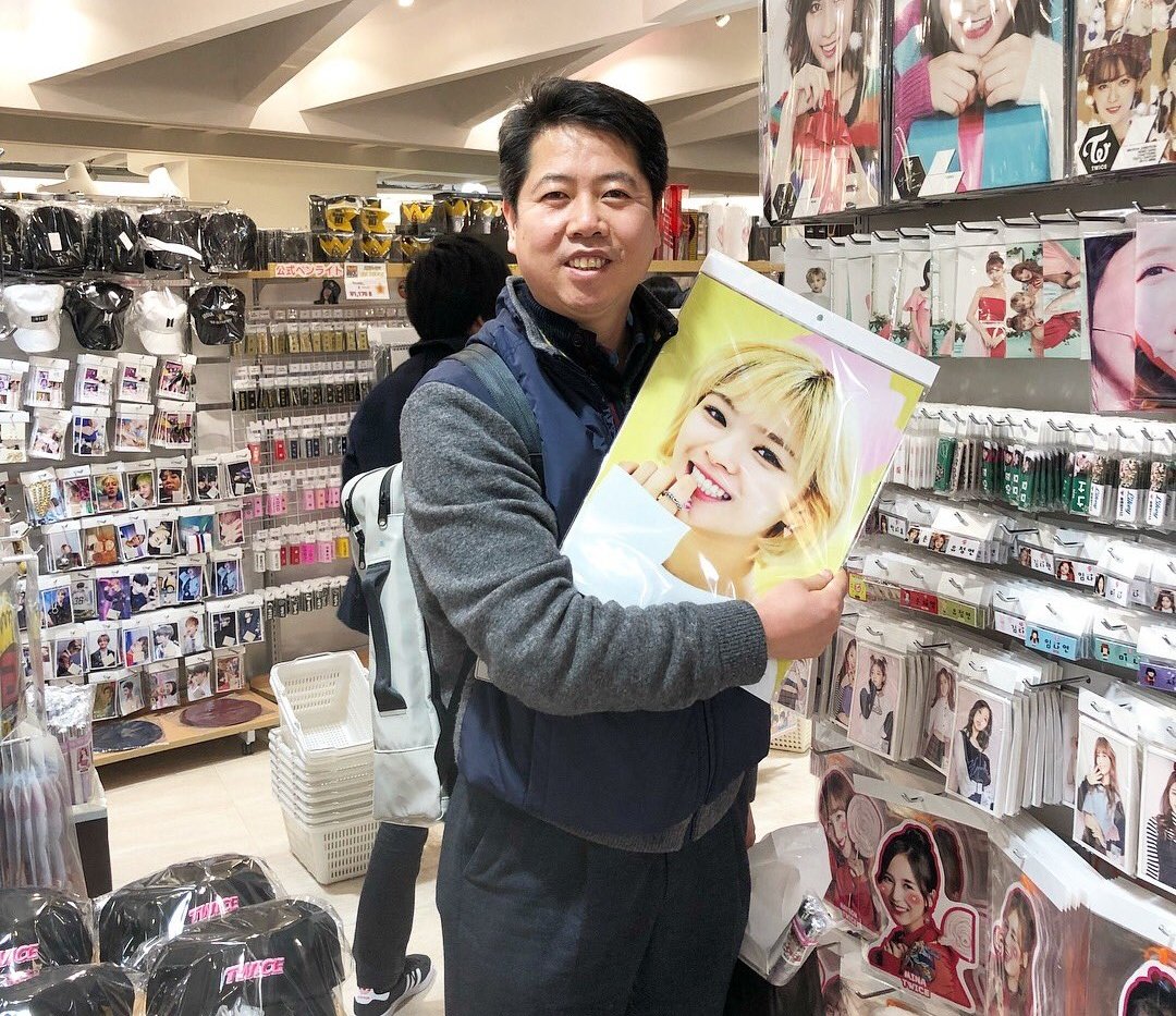 babybluejeongie's tweet photo. OK but Jeongyeon's father is her #1 fan 🤧💖 https://t.co/6RTxPMafKd