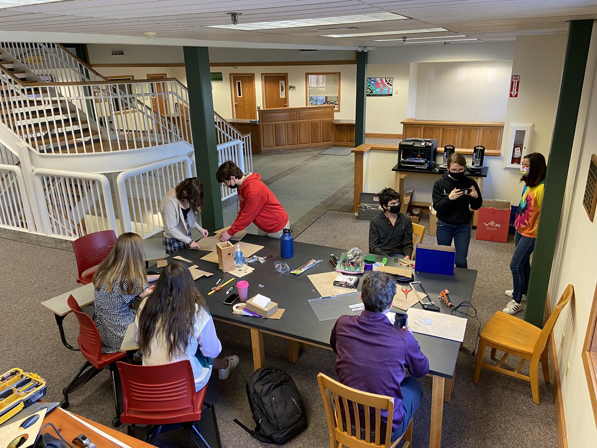 Jonathan_Schwab's tweet image. Students working on their prototypes for their fix partners. @NHSHuskies #fixed #fixperts #designthinking #Entrepreneurship #edchat