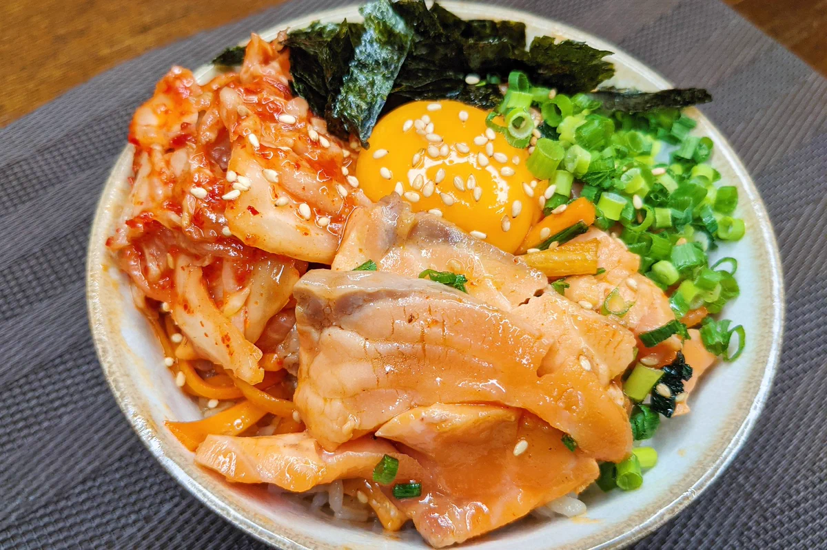 サーモンやキムチが好きな人は是非！サーモンのビビンバの作り方！