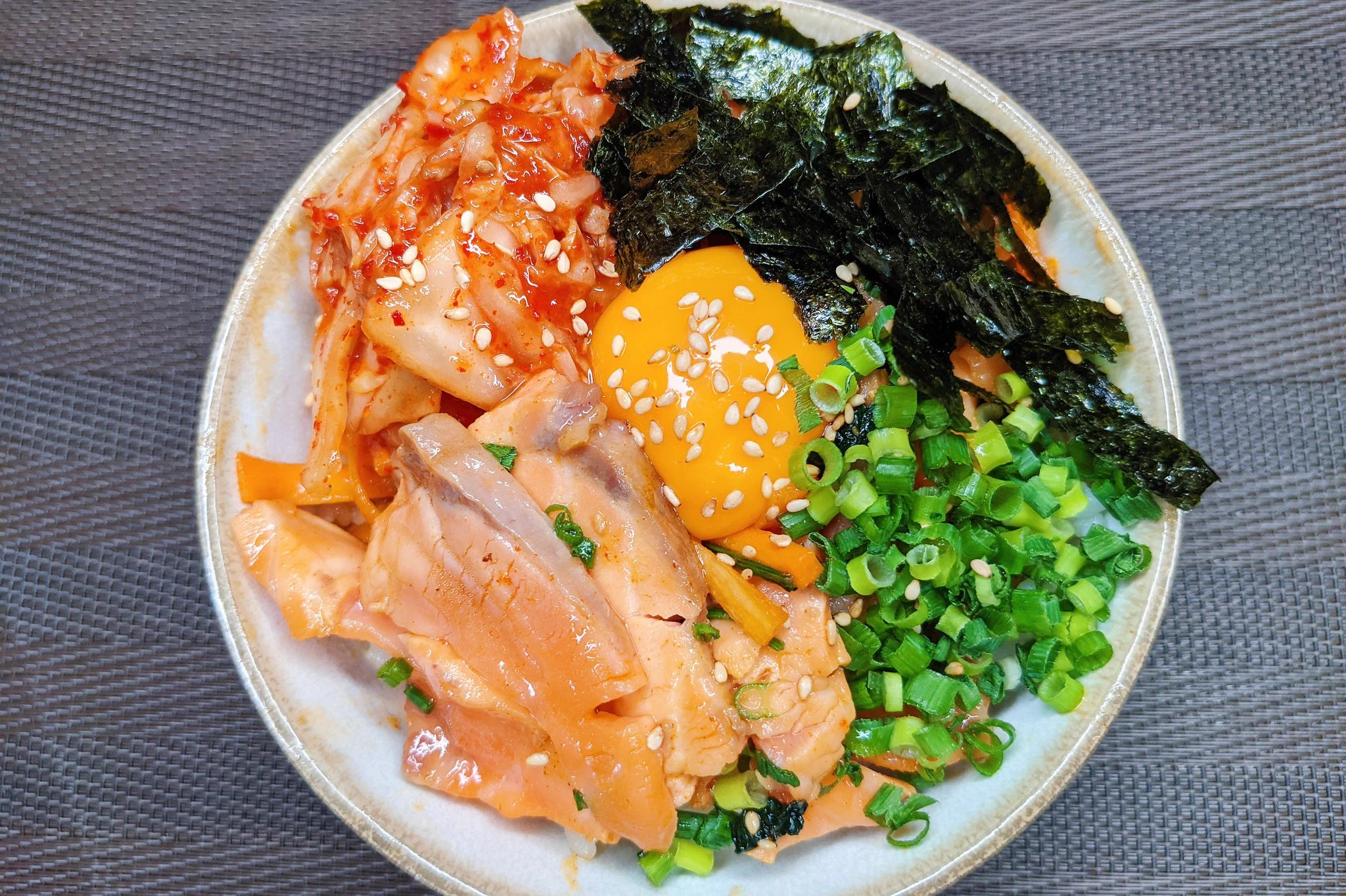 サーモンやキムチが好きな人は是非！サーモンのビビンバの作り方！
