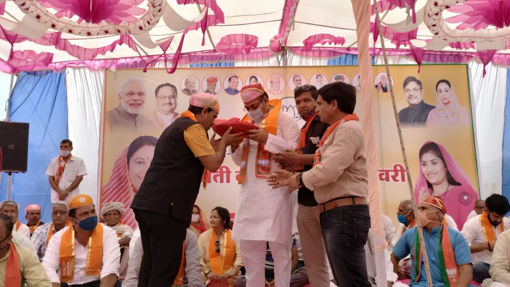jagdishbjym's tweet photo. राजसमन्द आगमन पर माननीय भाजपा प्रदेश अध्यक्ष श्रीमान @DrSatishPoonia जी को प्रभु श्री द्वारिकाधीश जी का प्रसाद भेटकर स्वागत अभिनन्दन किया ।

#Rajsamand https://t.co/pqBbIsVrvz
