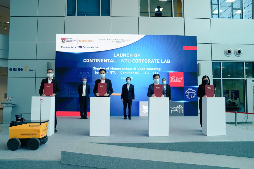 NTUsg's tweet image. A S$50 million #Continental - @NTUsg Corp Lab was launched today by Transport Minister Ong Ye Kung on the #NTUsgSmartCampus. It will develop next-gen #urbanmobility solutions, including #AI, #Cybersecurity and smart #robots. #NTUsgResearch #NTUsg2025
bit.ly/NTUsgContiCorp…