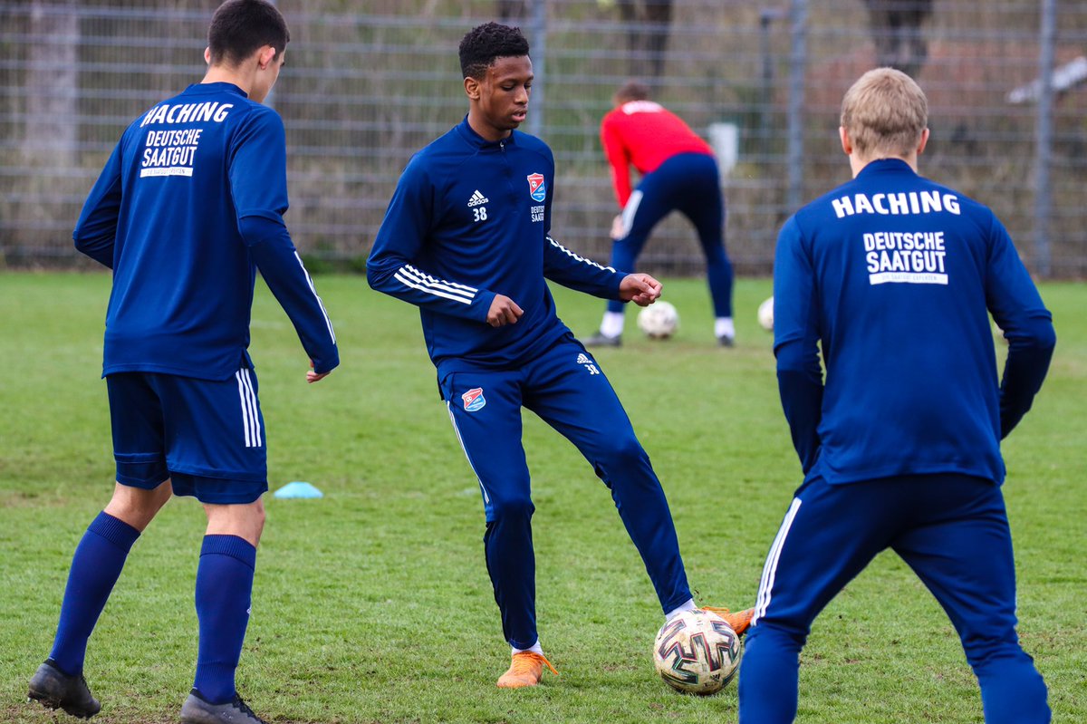 Haching_1925's tweet photo. Boipelo #Mashigo arbeitet weiter an seinem #Comeback 💪🏻 An dieser Stelle alles Gute nachträglich zum 1️⃣8️⃣. Geburtstag 👏🏻 🔴🔵 #UNSschreibtmanWIR https://t.co/5ks26Tw1AJ