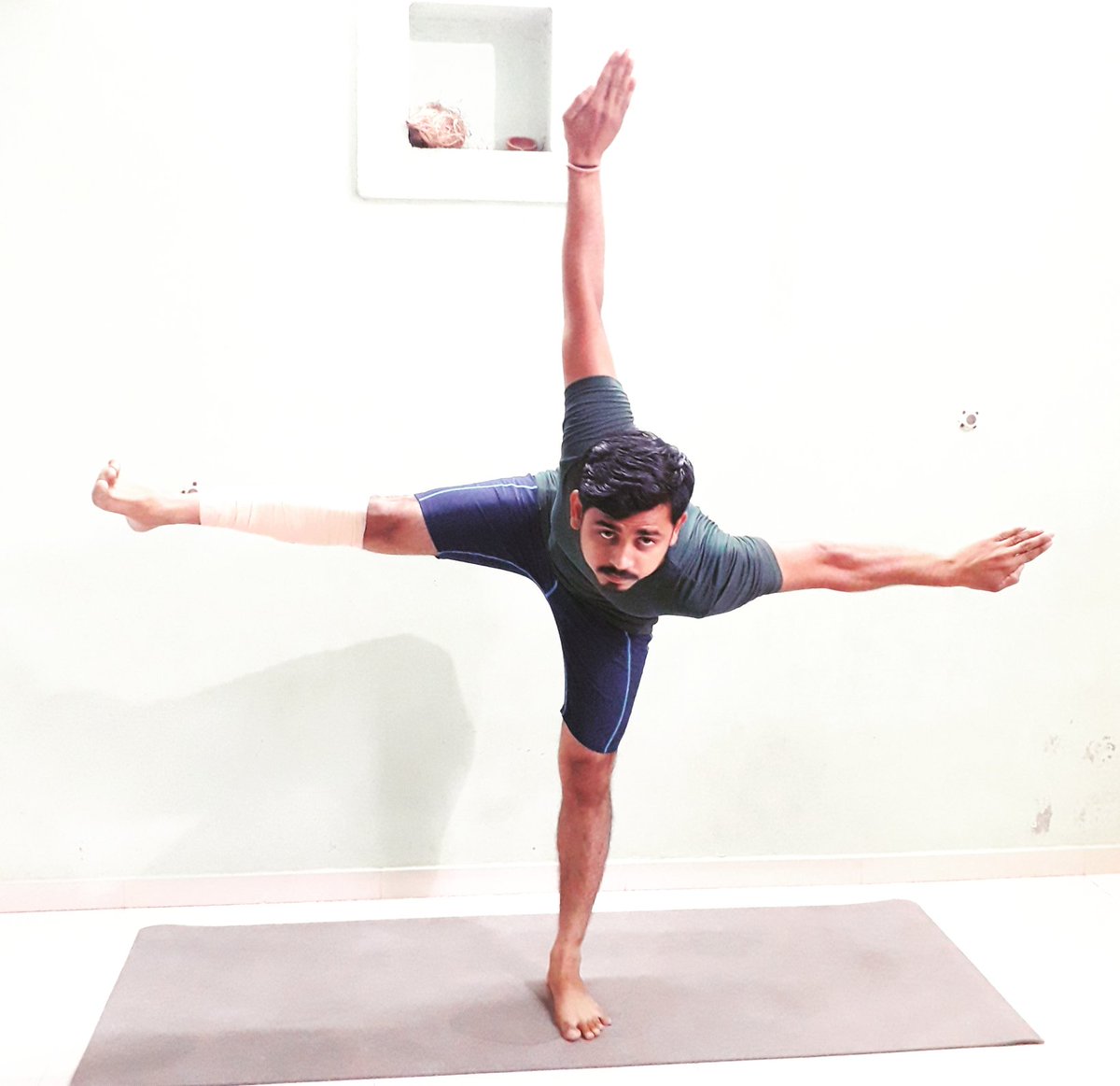 Vinaykumar018's tweet photo. #kalaripayattu says if you want to be unstoppable, DON'T STOP when your mind tells you to.
@VidyutJammwal @MuscleBlaze
@Vinaykumar018
#phirseziddkar #trueziddi #muscleblaze #ziddisdontwait #yoga #itrainlikevidyutjammwal #martialarts #yogawithvinaykumar #18yogacenter #love #peace https://t.co/Jf8k5dT6dP