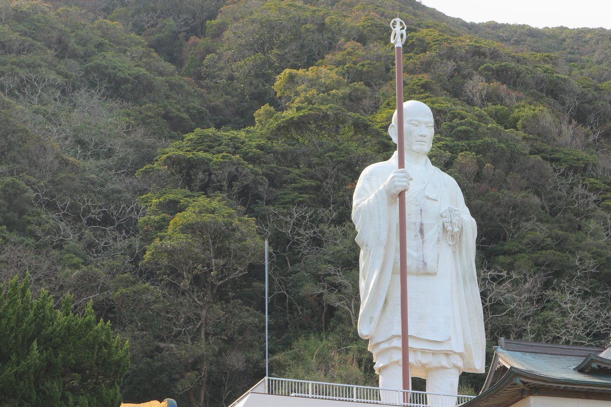 KameCo38's tweet photo. 四国一周 電チャリの旅🚲
 Day13 宍喰→室戸 48km

【みくろ洞】
弘法大師 空海が空海になった場所。
洞窟から見た「空」と「海」だけの世界に感銘して「空海」を名乗り始めたそう💡
見えたのは多分こんな景色。

とても思いつかな��。
悟りの境地だなぁ✨

#旅行 #高知県

🎁by #NPO法人仁淀ブルー 様 https://t.co/ZPyB8FAWdK