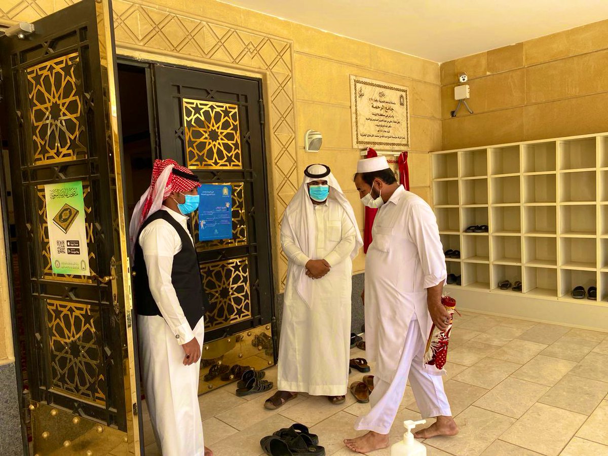 tmoh__2019's tweet photo. معين_تعين_وتعاون @moeenjazan 
#إدارة_المساجد_بالريث 
ضمن الإجراءات الإحترازية للمصلين قام الفريق اليوم #الجمعة 1442/8/27هـ بتوعية المصلين وقياس درجة الحرارة وتنظيم المصلين في 
#جامع_ الرسالة
#جامع_الرحمة 
وبمشاركة 6متطوعين https://t.co/kehdafRtlh