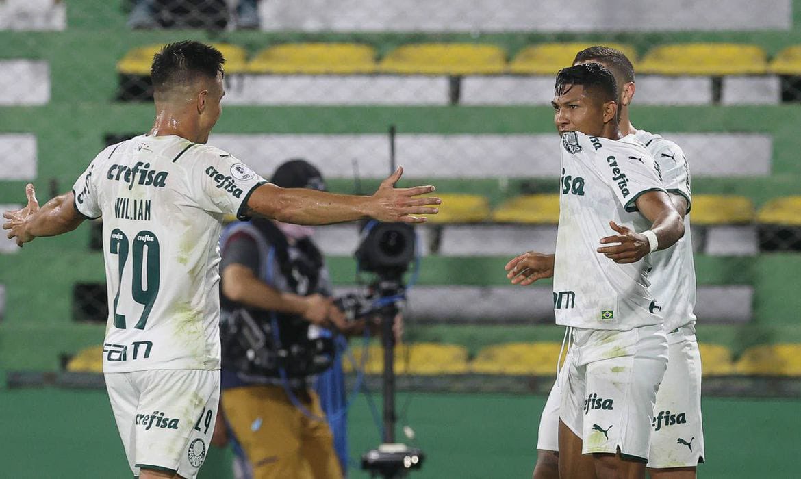 Palmeiras vence e fica perto do título da Recopa Sul-Americana Confira a notícia acessando o link 👉 radiowebpopular.com/noticia/79539/… #RádioWebPopular