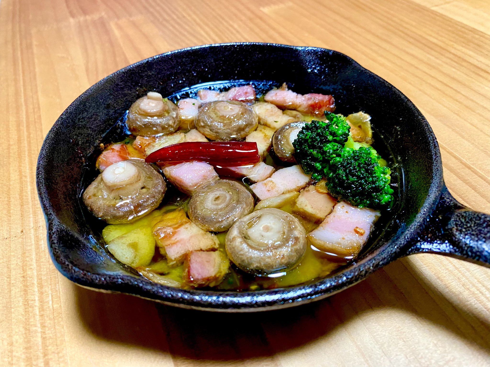 俺のキャンプ飯 今日のキャンプ飯は スキレットで ベーコンとマッシュルームのアヒージョ やっぱり うまいな 今年もいろんなアヒージョ作ろ おうちキャンプ飯 スキレット アヒージョ T Co Qwh4tojytp Twitter