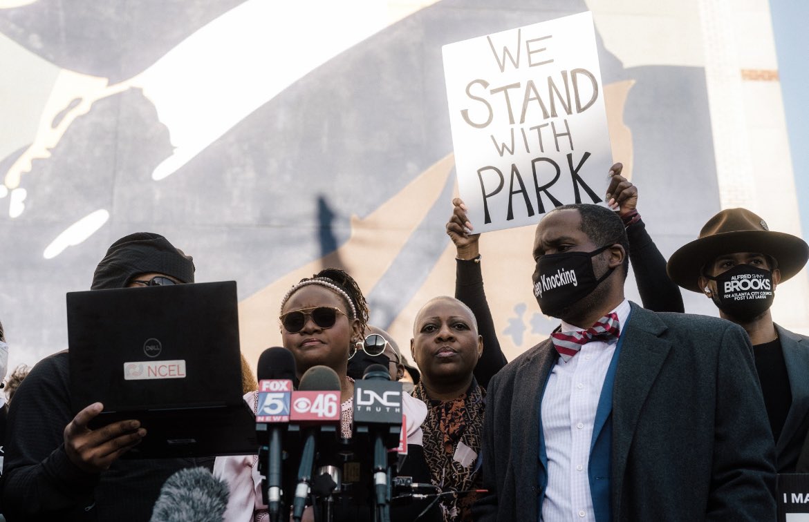 AttorneyGriggs's tweet photo. To all of the activists from so many groups but particularly #ProtecttheVoteGa, thank you for standing on the frontline against Voter Suppression. The fight for voting rights is now on our generation. Please #keepknocking and #standwithpark. #gapol #GoodTrouble. 3/ https://t.co/lewyR2c3NU