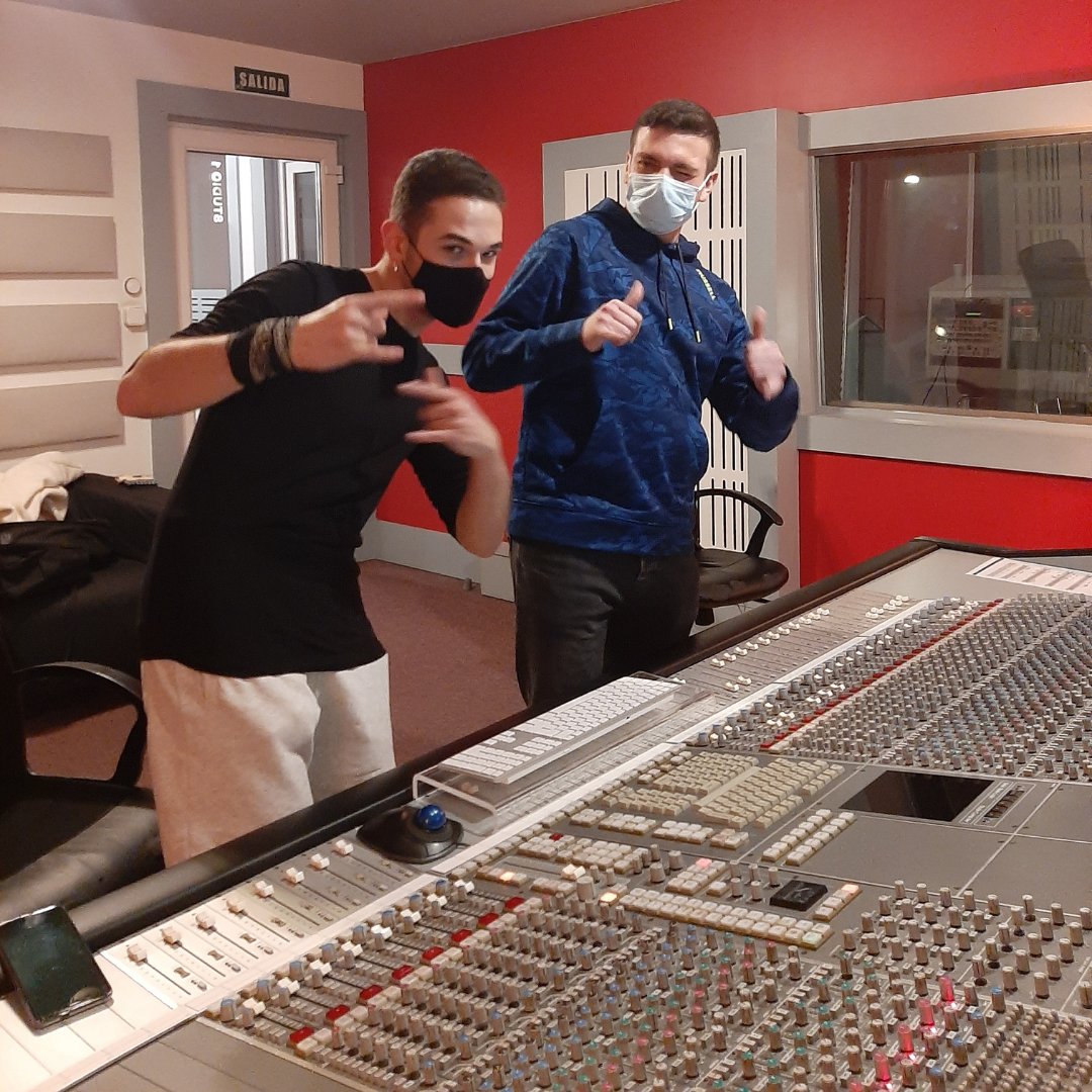 SAEspain's tweet photo. Estudiantes de #SAEmadrid pasando el rato en la @solidstatelogic🔥 De aquí sólo pueden salir buenas cosas🕺💃
#StudentTakeOver #StudyAudio #WeAreSAE https://t.co/BFs3v8EgN4