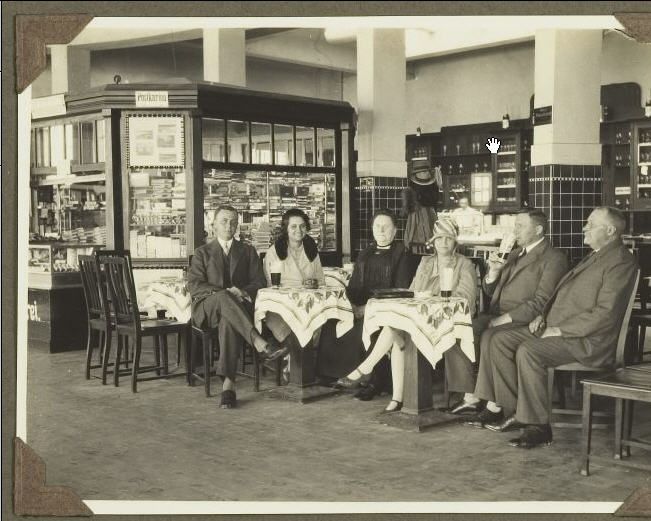 Ini bukan suasana di Eropa, ini adalah para pejabat Belanda yg sedang menunggu spoor di peron Stasiun Bandung sebelah selatan (Kebon Jati) , pada tahun 1939. Keren banget yha kiosnya.. (Eye museum)