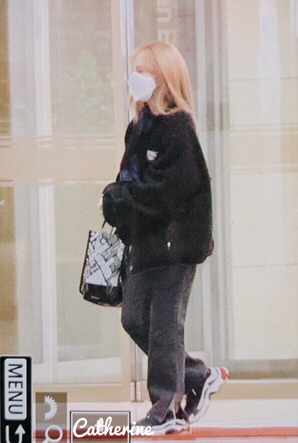 Catherine_ssw's tweet image. 210409 퇴근💙

#웬디 #WENDY #Like_Water