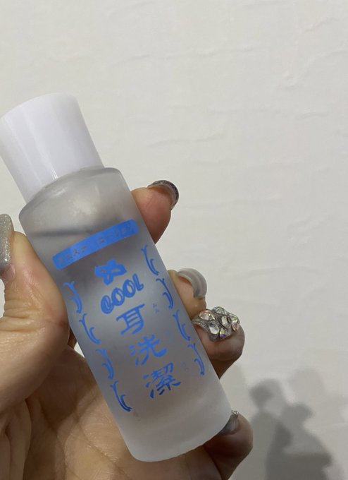 前回試した耳掃除が気持ち良かったらしく耳掃除の時間になると毎回こうなってる