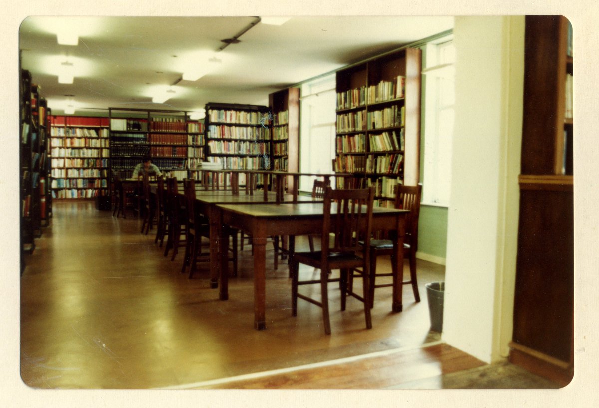 BrentMusArch's tweet photo. Interior, Willesden Green Library, 1970s or 1980s.
Area opened up by knocking the archway through, providing more study space.
#Archives30 #ArchivesBuilding #ArchiveExplored #ExploreYourArchive #ArchivesOfInstagram #BlackAndWhitePhotographs #OldPhotographs #WillesdenLibrary https://t.co/Z8Dk3I2ZIO